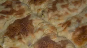 Баница с ръчно точени кори и коприва