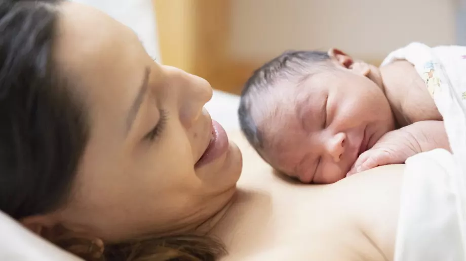 Виц на деня: Питат майка как ще кръсти новороденото си дете