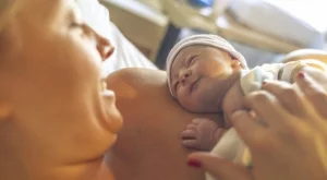 Лекар съветва майките с COVID-19 за новородените им бебета