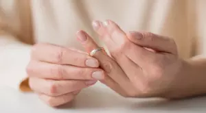 Виц за днес: Баба на 84 иска развод