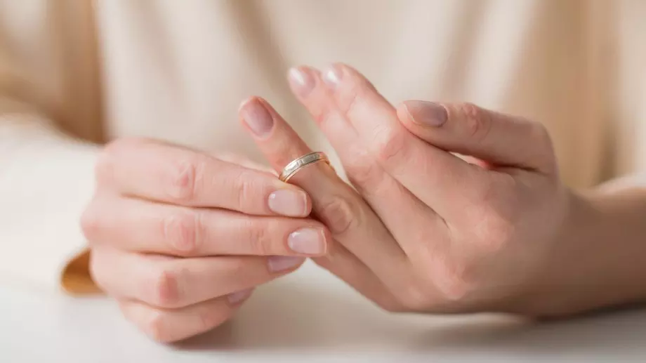 Виц за днес: Баба на 84 иска развод