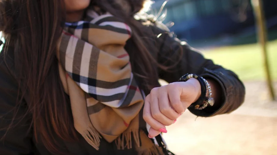 Часовници за модерни жени: Как аксесоарите от стила на силния пол завладяха ежедневието ни