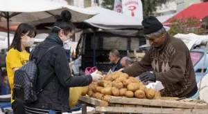 Турците, които едва свързват двата края