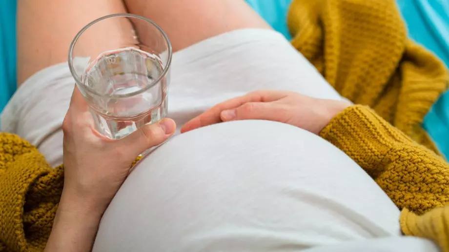 Колко вода трябва да пият бременните жени