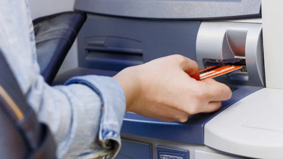 Край на безплатните услуги в банките, как се промениха цените?