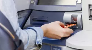 Работещите във фирми с над 100 служители ще получават заплатите си само по банков път