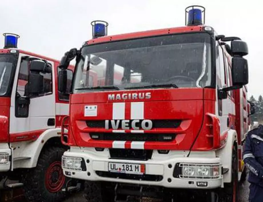 Пожар в голяма складова база с мебели и матраци в Пловдив 