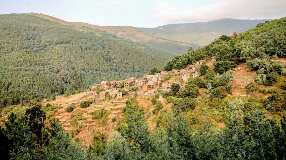 Сгушено в отдалечена долина на Северна Португалия спокойното село Ковас