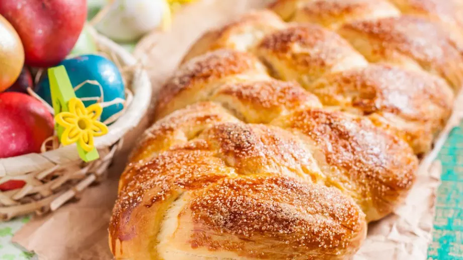 Козунак на конци с орехи и фурми