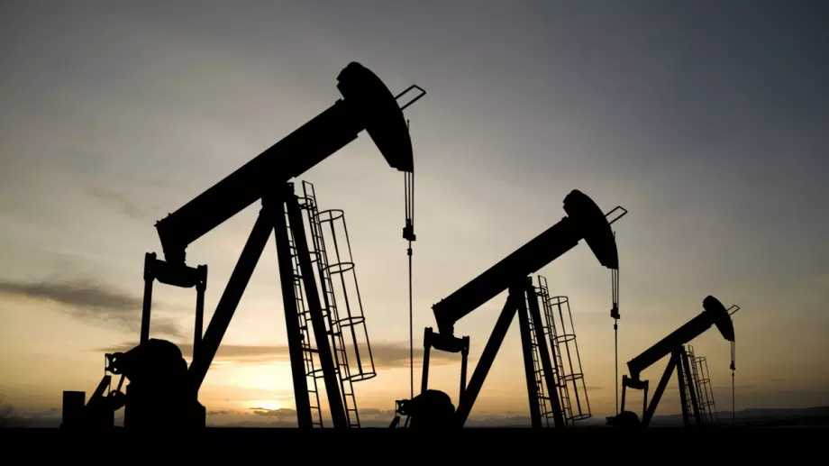 Цената на петрола скочи до 4-месечен връх заради съкращенията в добива на Саудитска Арабия и Русия