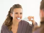 Най-голямата грешка, която хората допускат при миенето на зъбите - може да доведе до по-бързо ПОЖЪЛТЯВАНЕ