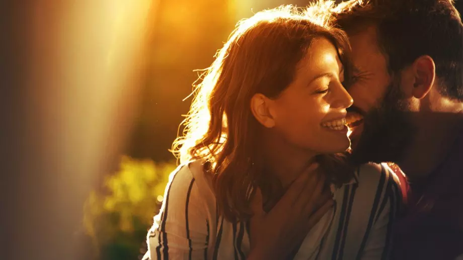 Не е твоя работа да ме направиш щастлива. Моя е