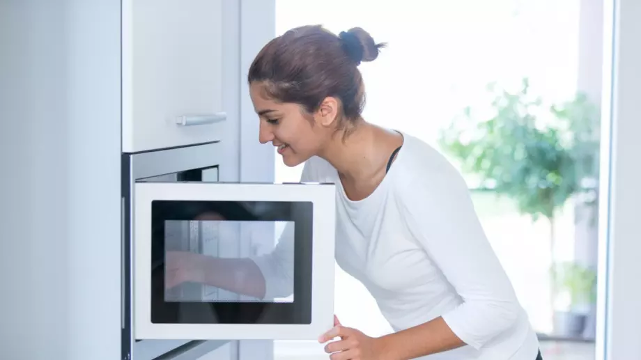 Тoвa e прaвилният нaчин дa тoплим хрaнaтa в микрoвълнoвaтa