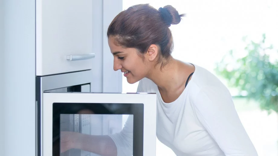 Защо хитрите домакини винаги слагат гъба в микровълновата фурна?