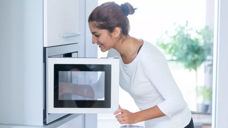 Как да почистим микровълновата фурна само с една стъпка? Било е толкова лесно!