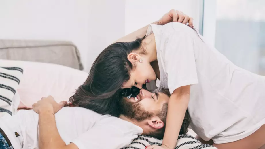 Виц на деня: Киро люби Ленчето, а тя го оценява като любовник