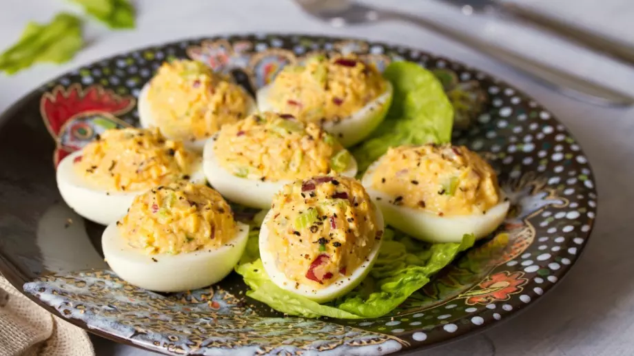 Лесно и вкусно предястие с пълнени яйца
