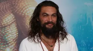 Джейсън Момоа се съблече в ефир (ВИДЕО)