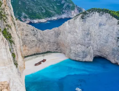 След земетресение: Скала се срути на известен плаж на гръцкия остров Закинтос