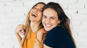 Женски виц за 10 март 2024: В тролея една жена кърми бебето си