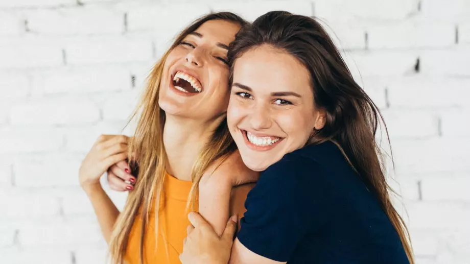 Женски виц за 10 март 2024: В тролея една жена кърми бебето си