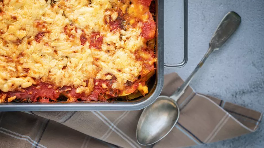 Запеканка с домати, яйца и кашкавал