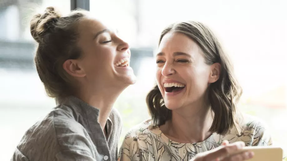 Женски виц за 17 февруари 2024: Млада жена бута количка с бебе