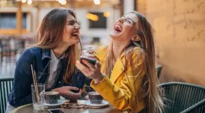 Виц на деня: Приятелки си лафят