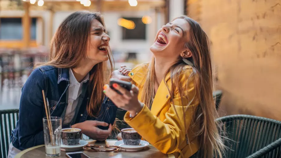 Виц на деня: Приятелки си лафят