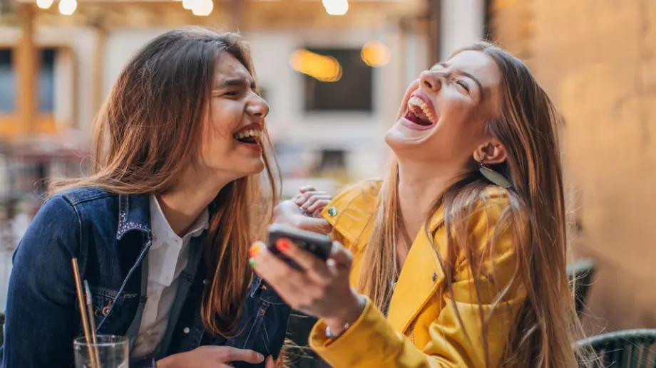 Женски виц за 5 януари 2024: Срещат се две приятелки след дълга раздяла