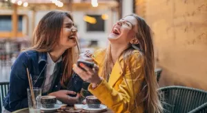 Виц на деня: Две блондинки си говорят