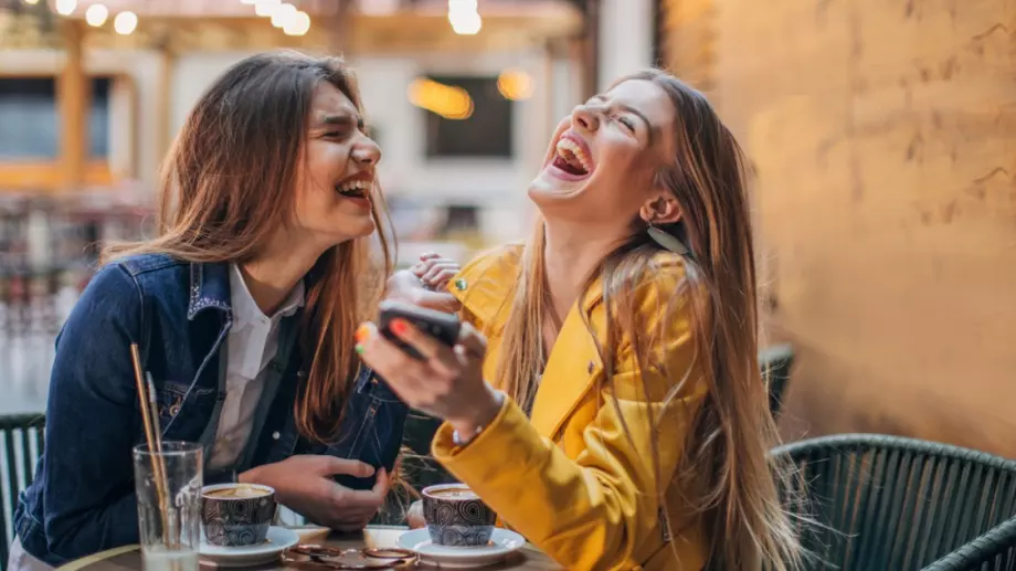 Виц на деня: Две блондинки си говорят