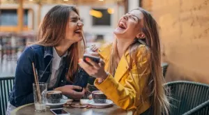 Женски виц за 16 февруари 2024: Срещат се две приятелки и едната пита