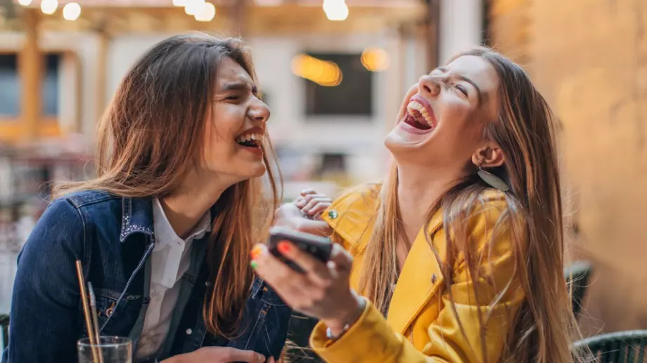 Женски виц за 11 март 2024: Краят на работен ден в банка