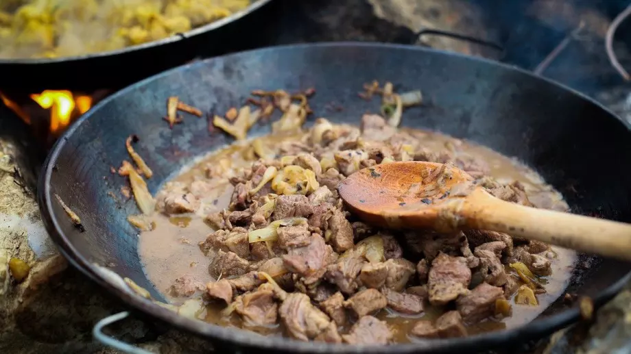 Задушено свинско върху качамак