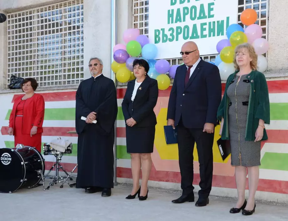 Видинското училище "Свети Свети Кирил и Методий" отбеляза патронния си празник (СНИМКИ)