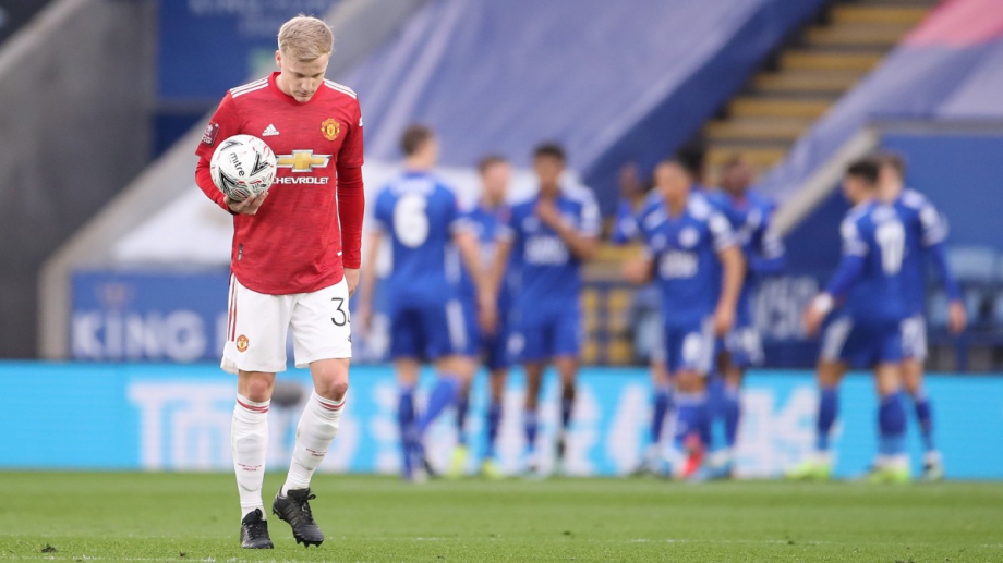 Donnie Van De Beek couldn't stand it and hit Solskjaer with gum thumbnail