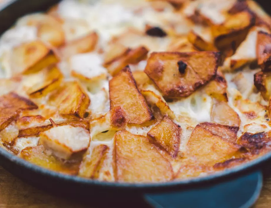 Как простичките печени картофи да станат чудно вкусно угощение за цялата маса