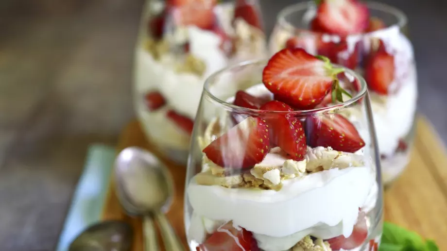 Бърз здравословен сладкиш само с кисело мляко и плодове и една тайна съставка