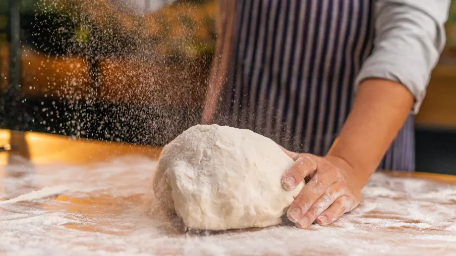 Женски виц за 9 ноември 2023: Габровка замесила тесто