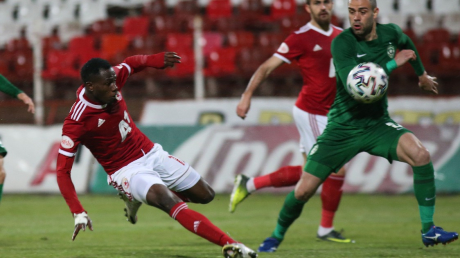 Нападателят на Бисмарк Чарлс ще се завърне в игра в