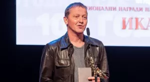 Валери Йорданов обръсна главата си в знак на протест срещу Народния театър (ВИДЕО)