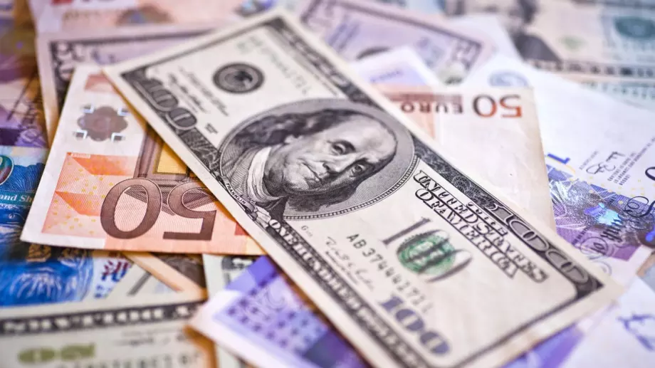 Скоро доларът и еврото ще се изравнят?