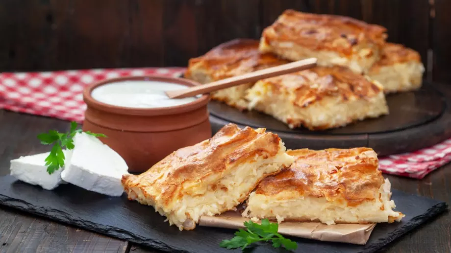 Вкусни банички с праз, сирене и кашкавал у дома