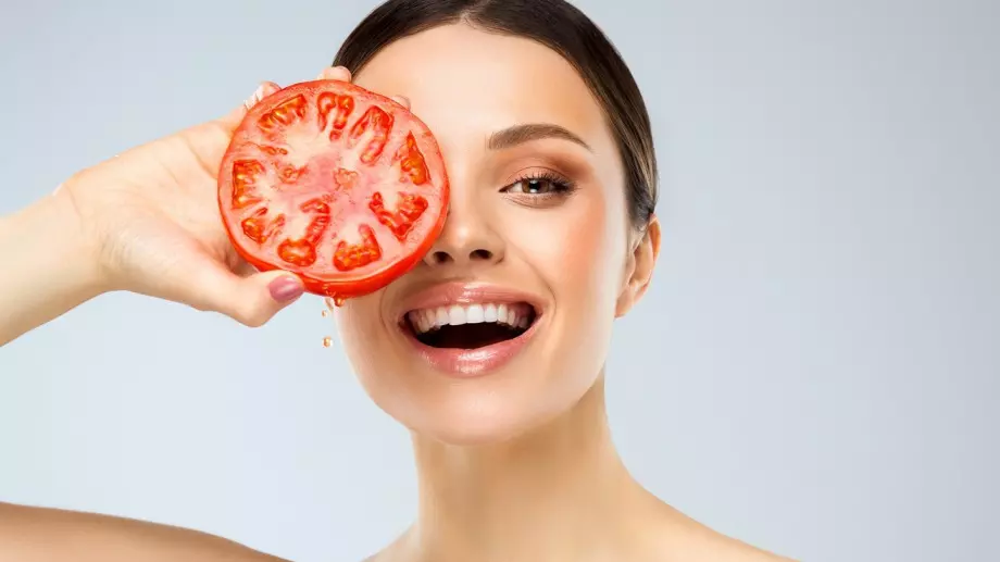 Това почистване на лицето с домат е хит в мрежата