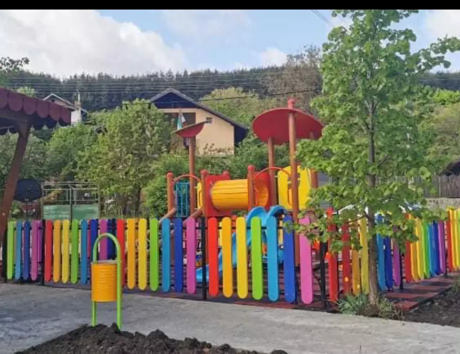 Започна изграждането на нови детски площадки в Божурище