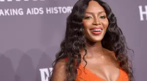 Наоми Кембъл се съблече на 51 (СНИМКА)