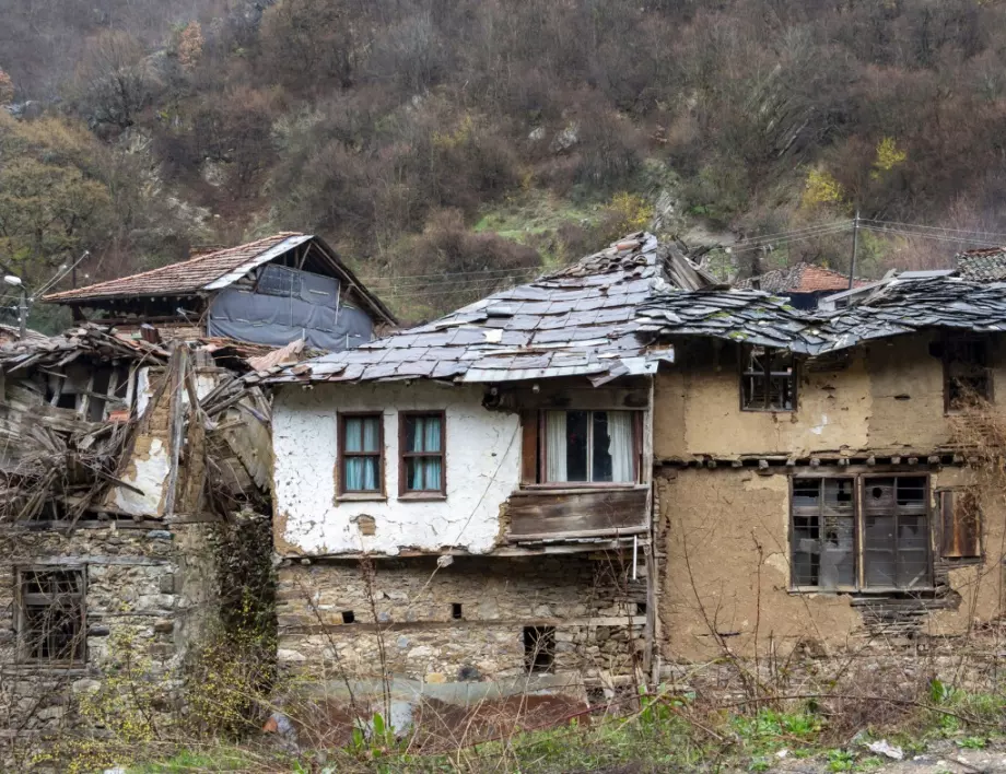 Изчезващата България: Отчаяние, докато младите напускат