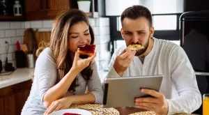 Виц за днес: Семейство закусва на масата