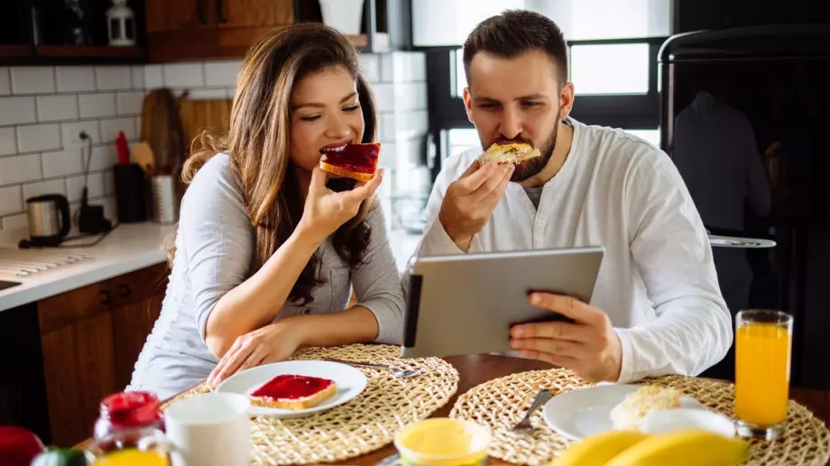 Женски виц за 18 януари 2024: Жена се оплаква на мъжа си на закуска